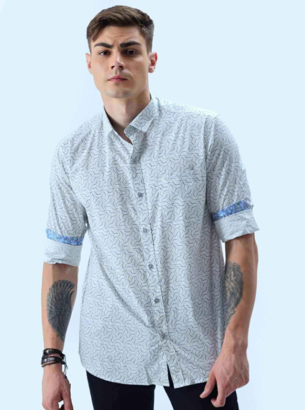 Kemeja dengan motif geometris yang abstrak